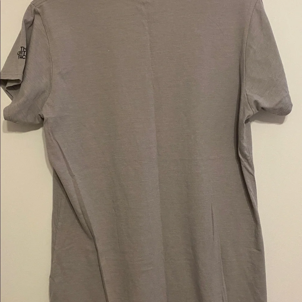 2/12 North Face Women's 'Take A Hike' V-Neck Tee — Light Gray with Black Print - Picture 4 of 6